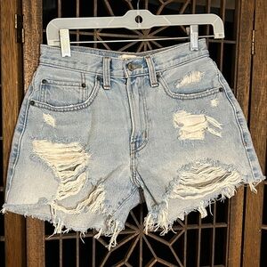 ABERCROMBIE AND FITCH MID RISE BOYFRIEND SHORT 25/0